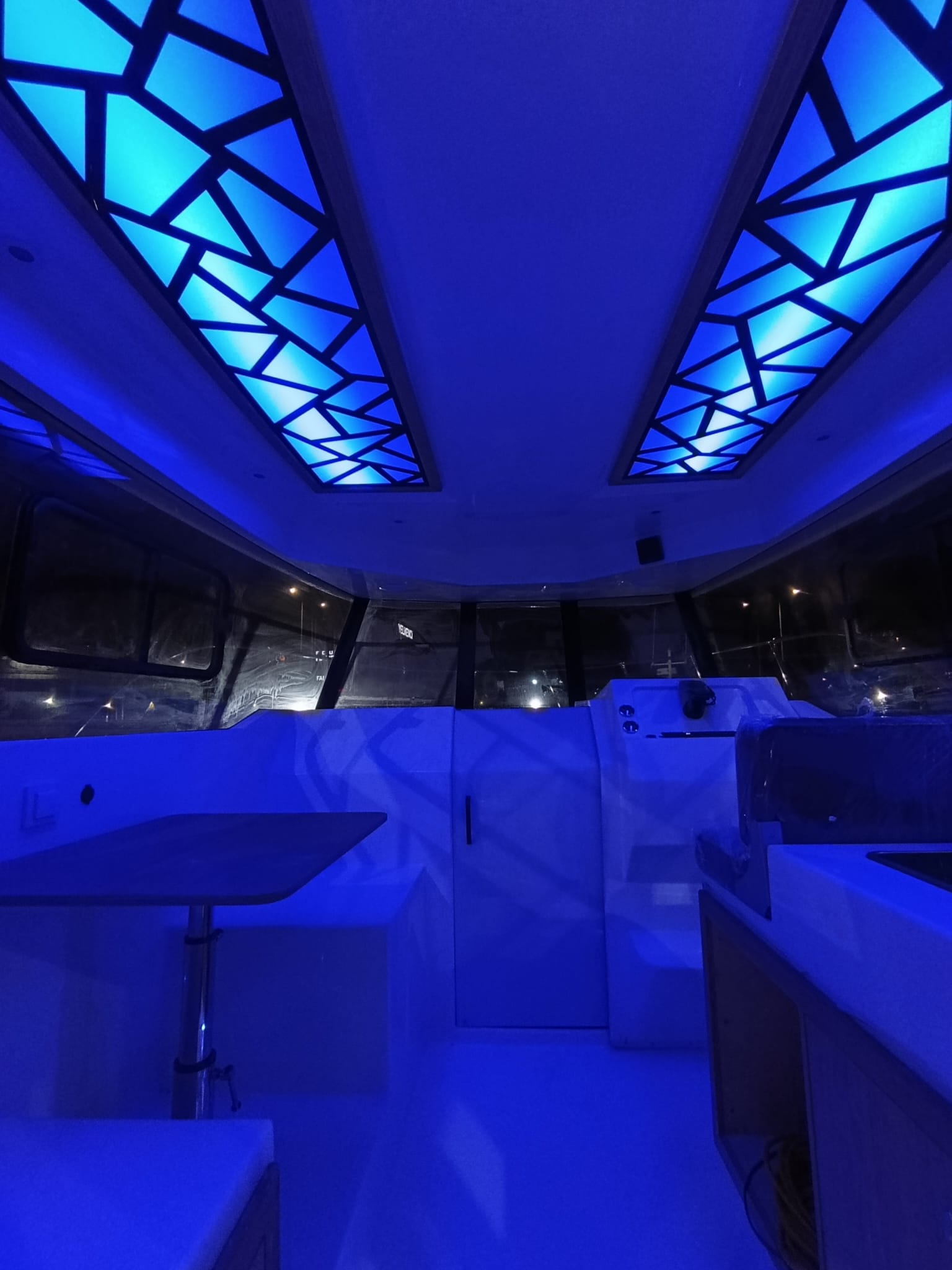 Sea Pilot Salon İç Yaşam Alanı ve Geometrik LED Tavan
